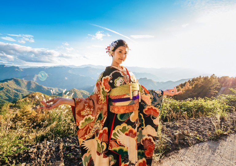 破格値下げ 本振袖、花嫁衣裳、踊り衣装、ピンク系刺繍着物アンテーク 